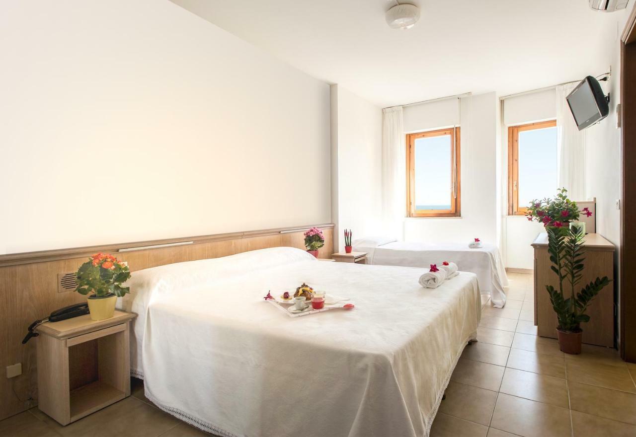 Hotel Esperia Alba Adriatica Ngoại thất bức ảnh